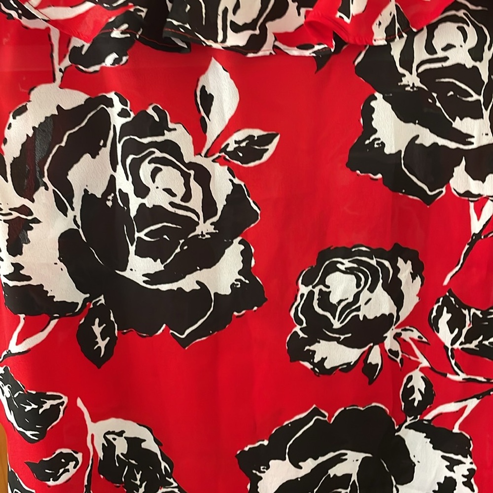 Red Floral Top 🌹🖤 - Picture 8 of 12
